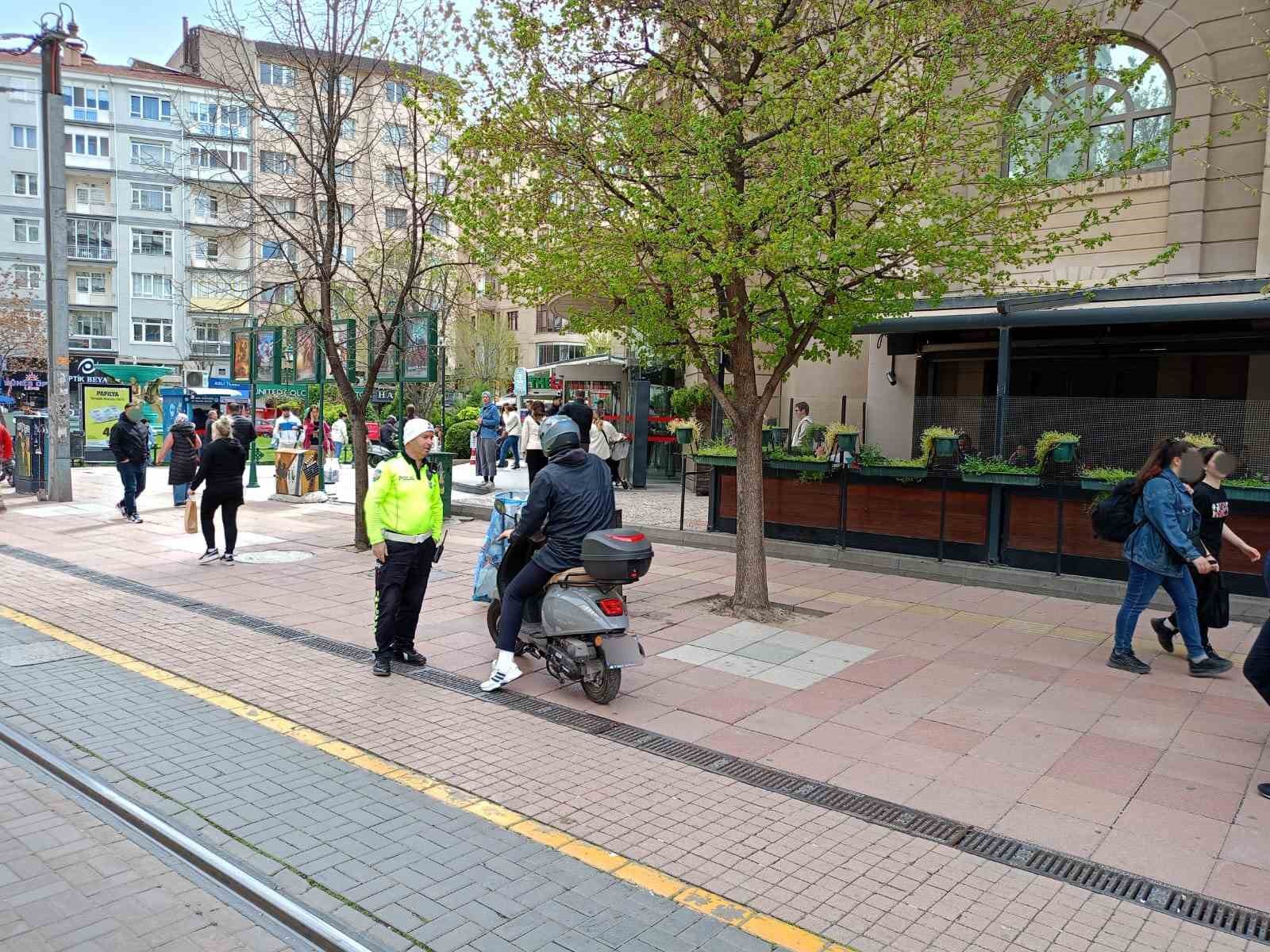 Yaya yoluna giren motosiklet sürücülerine ceza kesildi