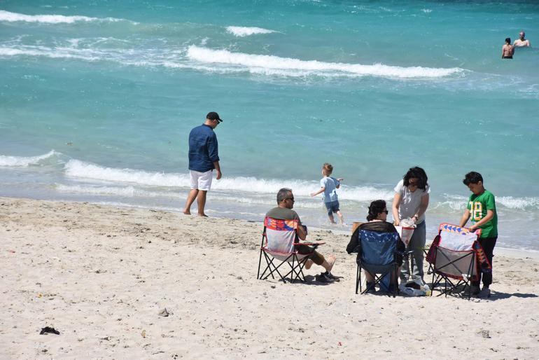 Çeşme'de sahiller bayramın ikinci gününde de doldu