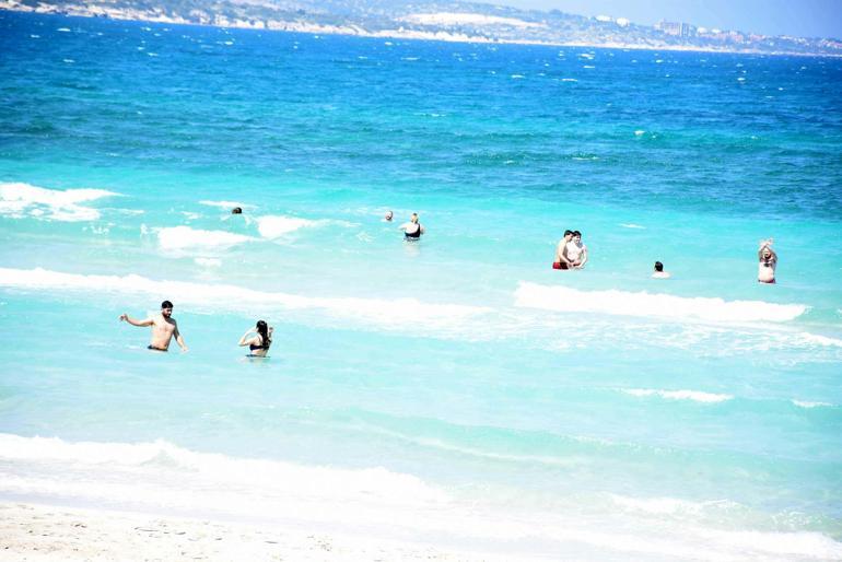 Çeşme'de sahiller bayramın ikinci gününde de doldu