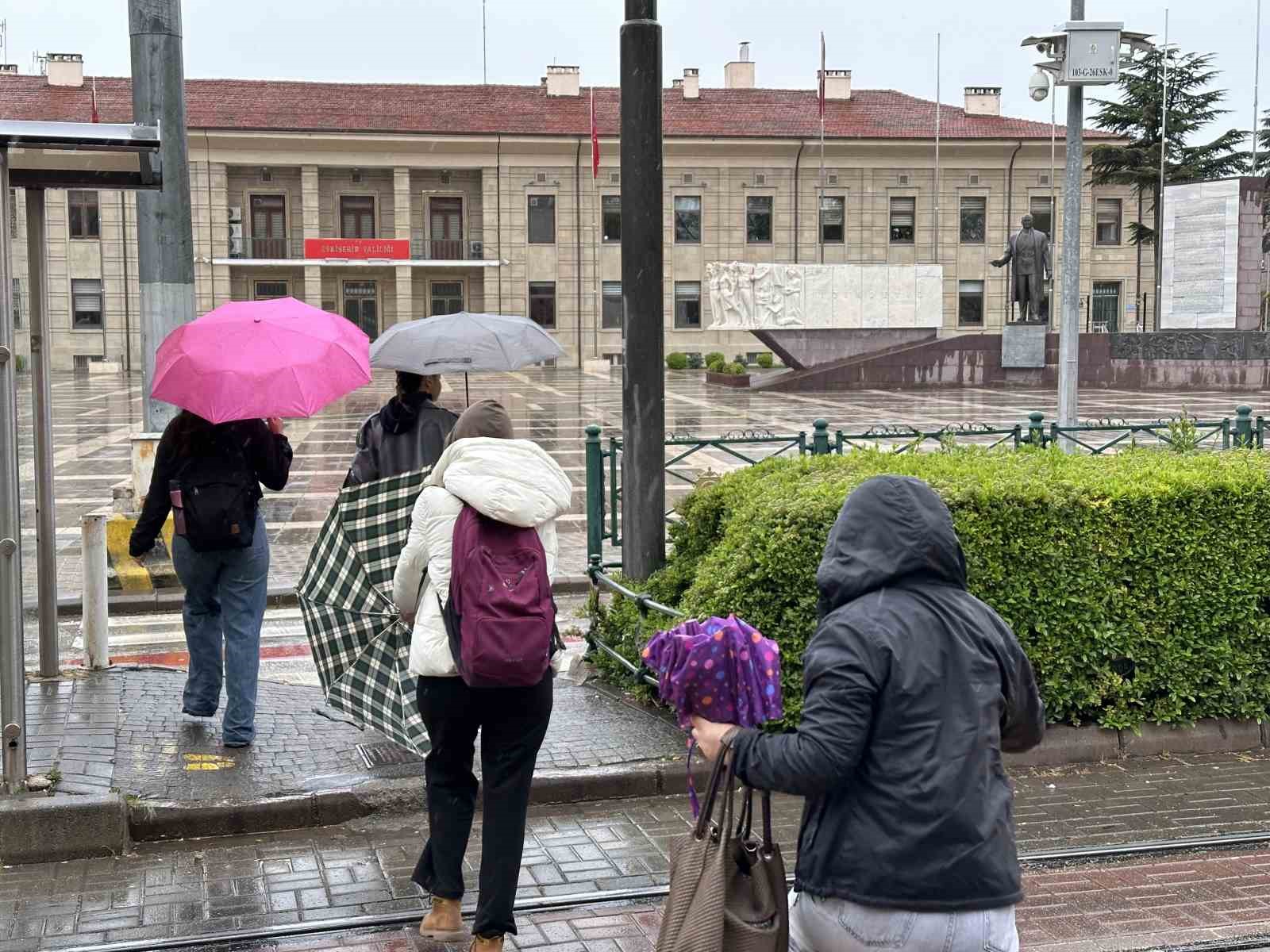 Yağmura hazırlıksız yakalanan vatandaşlar korunacak yer aradı