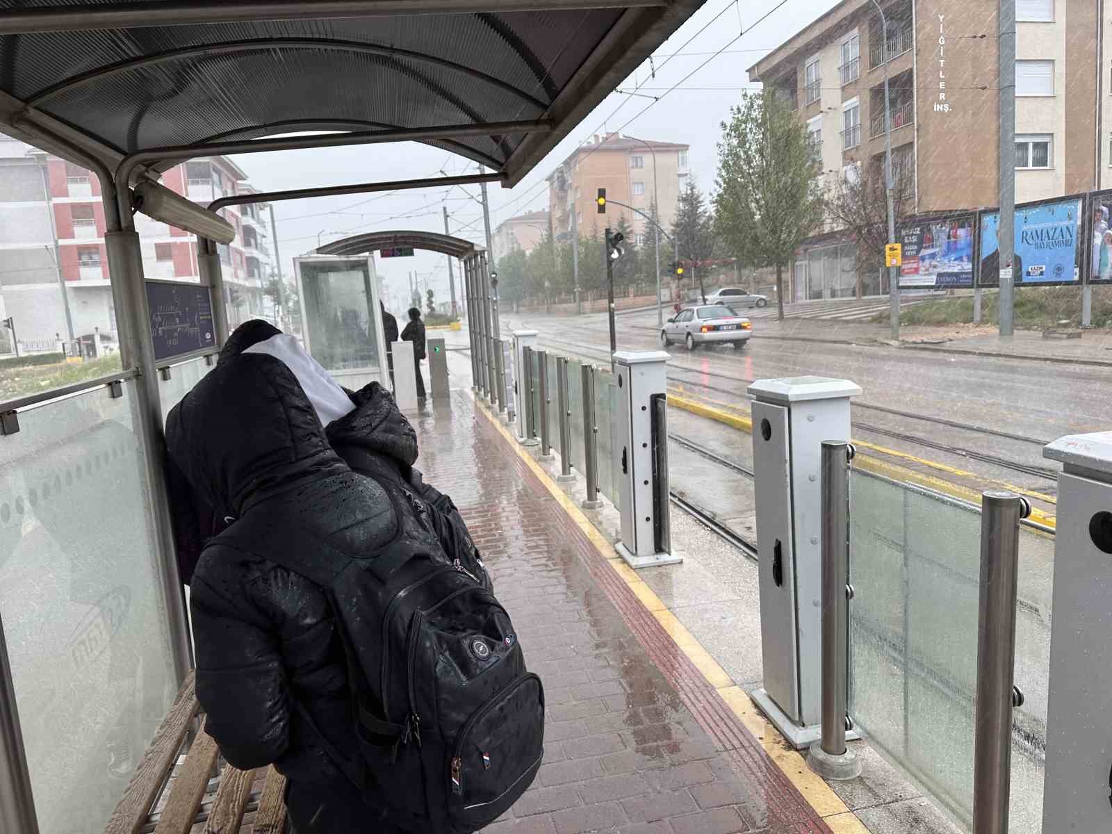 Yağmura hazırlıksız yakalanan vatandaşlar korunacak yer aradı