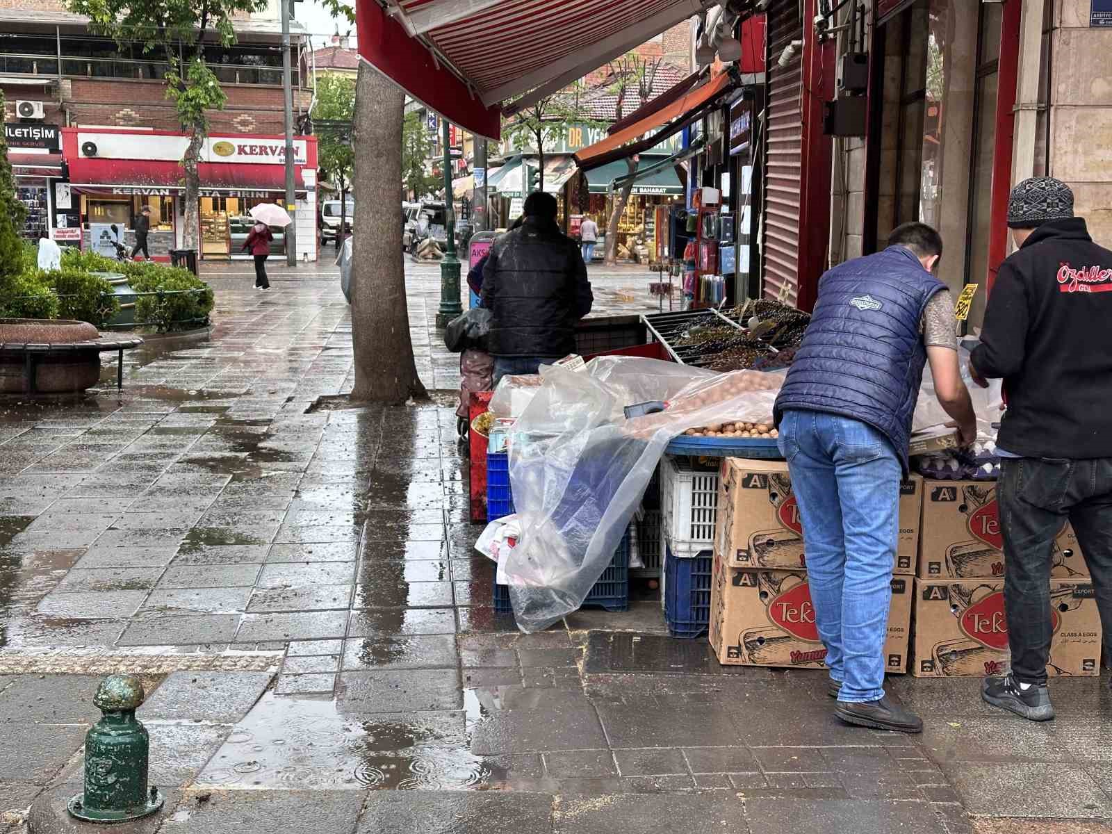 Yağmura hazırlıksız yakalanan vatandaşlar korunacak yer aradı