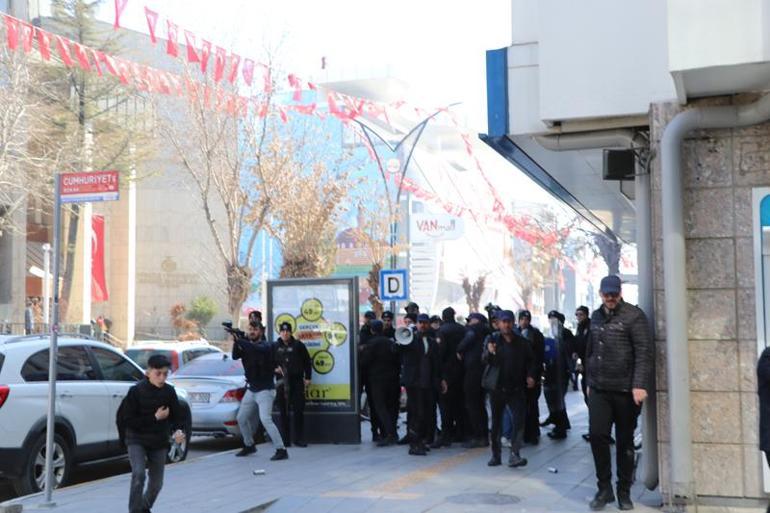 Zeydan'ın memnu haklarının geri alınmasını protesto eden gruba polis müdahalesi