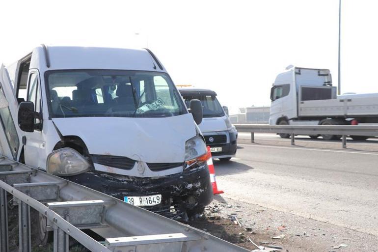 Kayseri'de kamyon, servis minibüslerine çarptı: 1'i ağır, 10 işçi yaralı