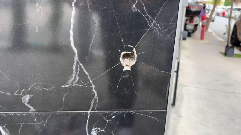 Esenyurt'ta 2 kişinin yaralandığı silahlı saldırı kamerada