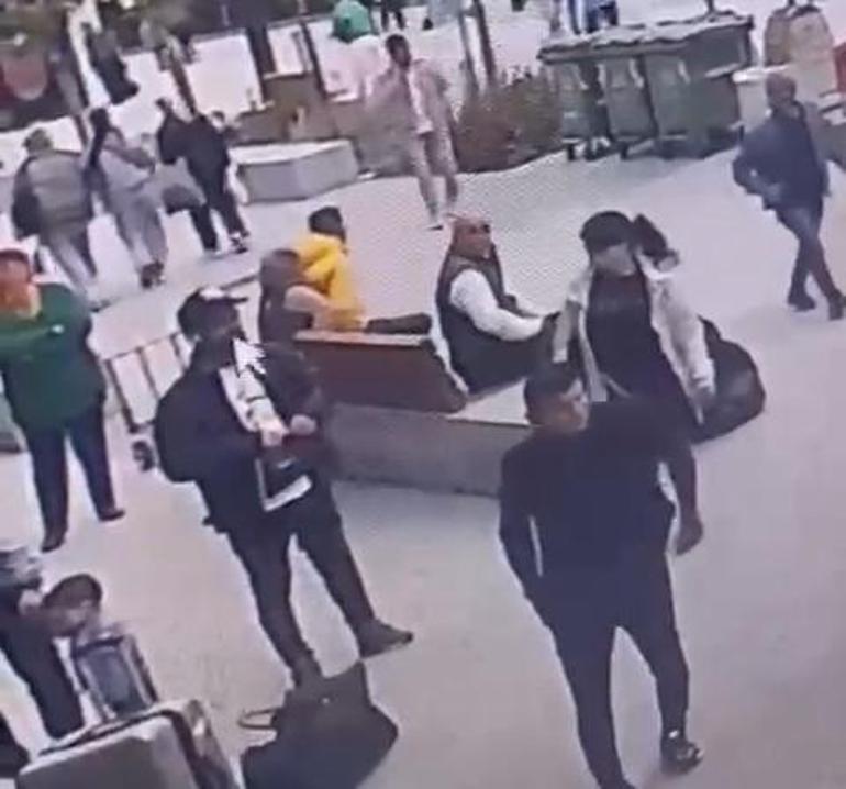 Fatih'te bankta oturan kadının cep telefonunu böyle çaldı