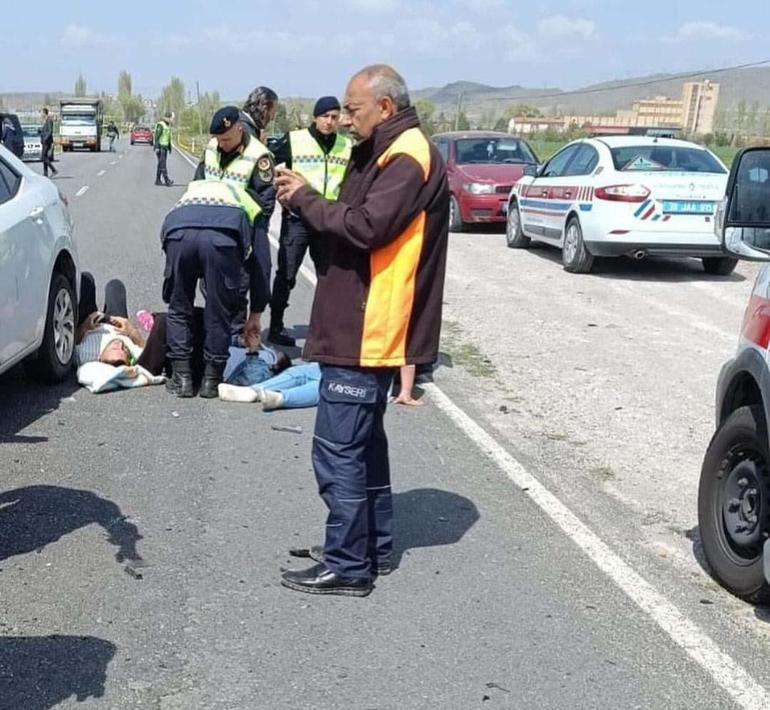 Kayseri'de 2 otomobil kafa kafaya çarpıştı: 6 yaralı