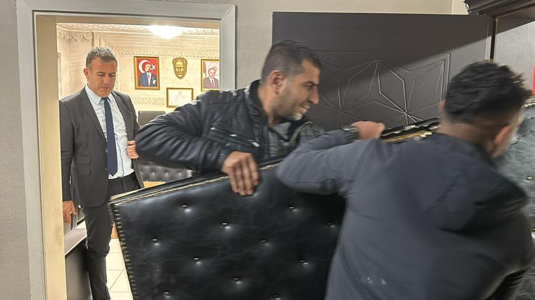 Mazbatasını alan Savur Belediye Başkanı AK Parti'li Hamidi, makam odasının kapısını söktürdü