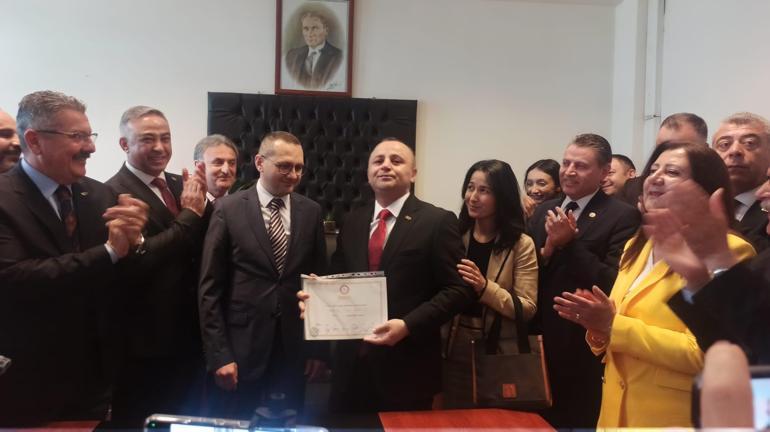 CHP'nin 47 yıl sonra kazandığı Amasya'da, Başkan Sevindi mazbatasını aldı