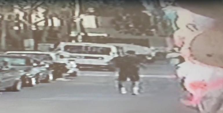 İzmir'de iki arkadaşın bıçaklı kavgasının görüntüleri ortaya çıktı; 1 ölü, 1 yaralı