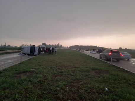 Adana'da minibüs devrildi: 5 yaralı