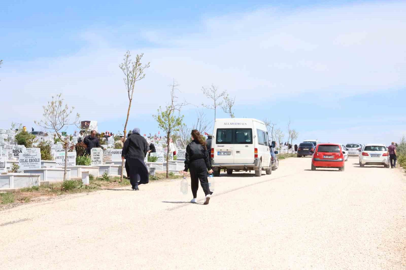 Kaybettikleri yakınlarını bayramda yalnız bırakmadılar