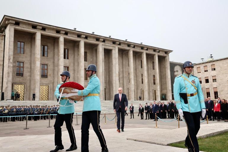 Kurtulmuş, TBMM'deki Atatürk Anıtı'na çelenk bıraktı