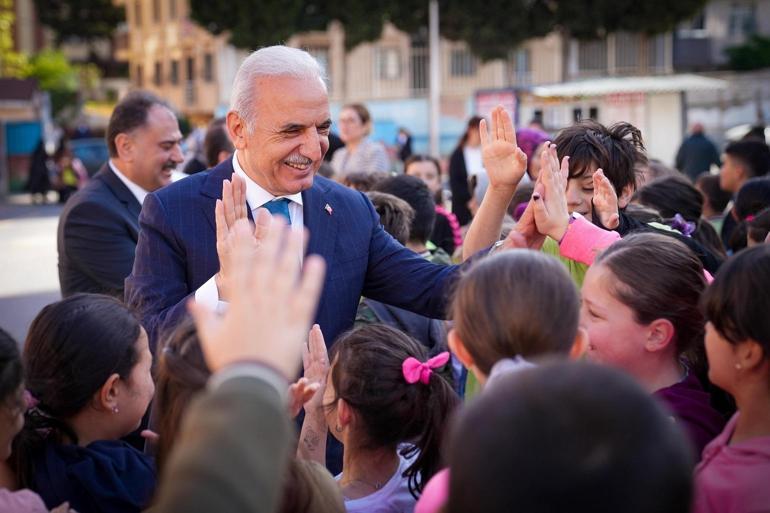 İsrail'i protesto eden ilkokul öğrencilerine Başkan Yıldırım'dan dondurma sürprizi