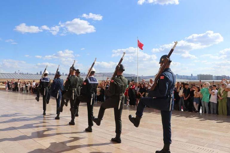 Bayram tatilinde Anıtkabir'e ziyaretçi akını