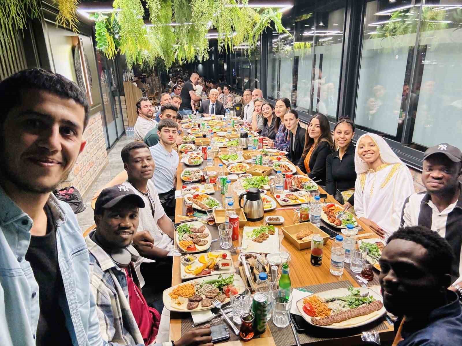 Rektör Prof. Dr. Adnan Özcan, uluslararası öğrencilerle iftar yemeğinde bir araya geldi