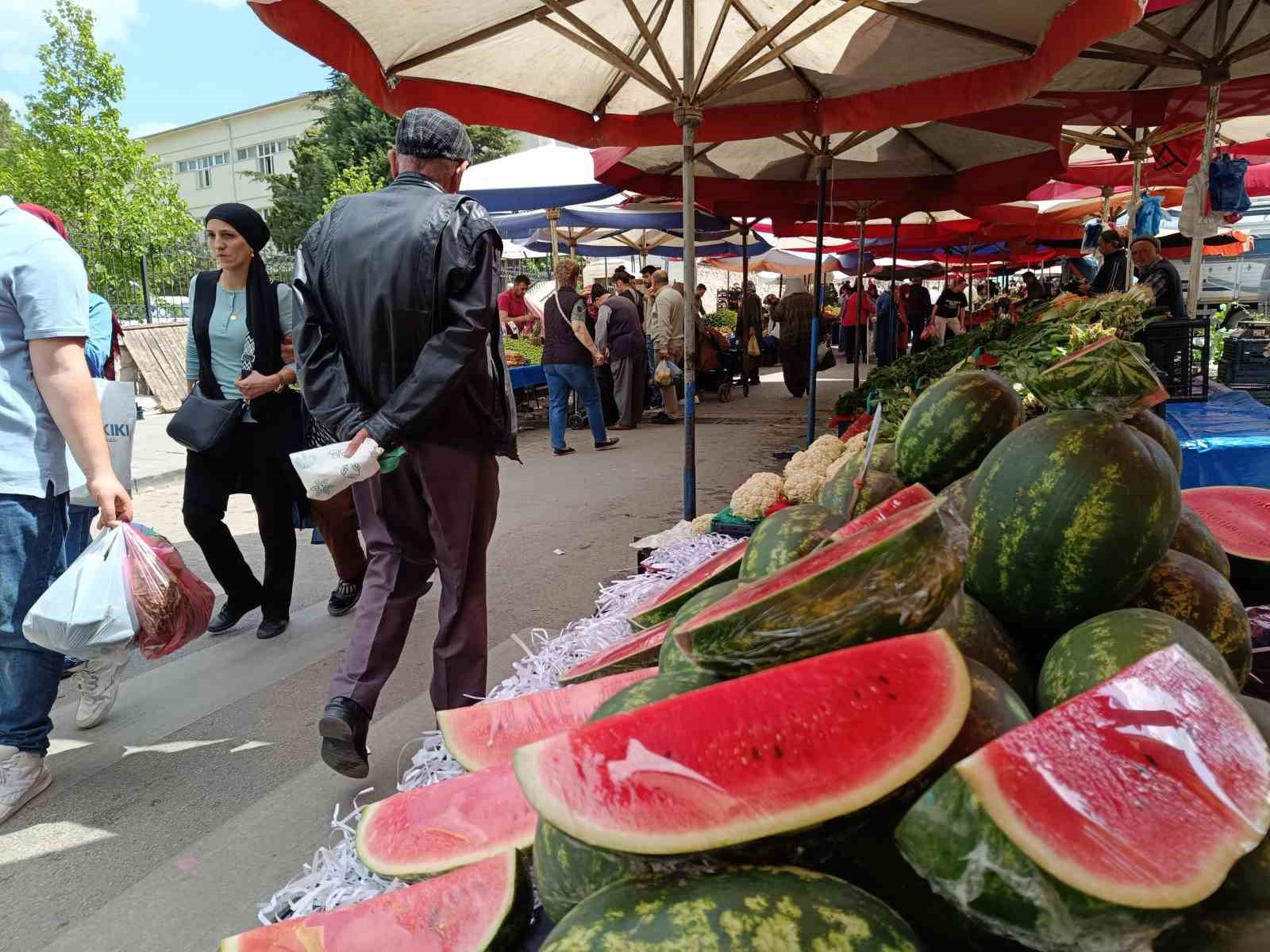 Karpuz dilimlerle pazar tezgâhlarını süslüyor