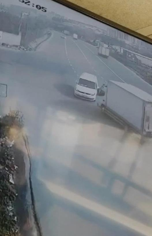 Esenyurt'ta kamyonet hafif ticari araca çarptı; kaza kamerada