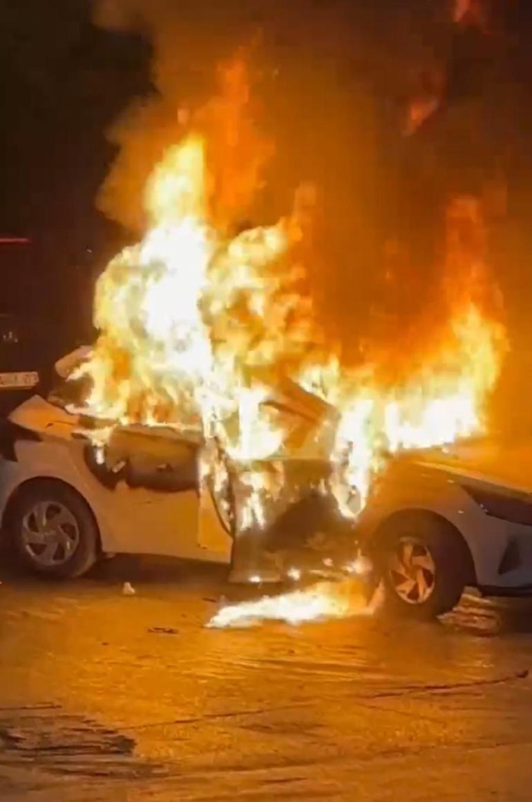 Sultangazi'de park halindeki otomobil alev alev yandı
