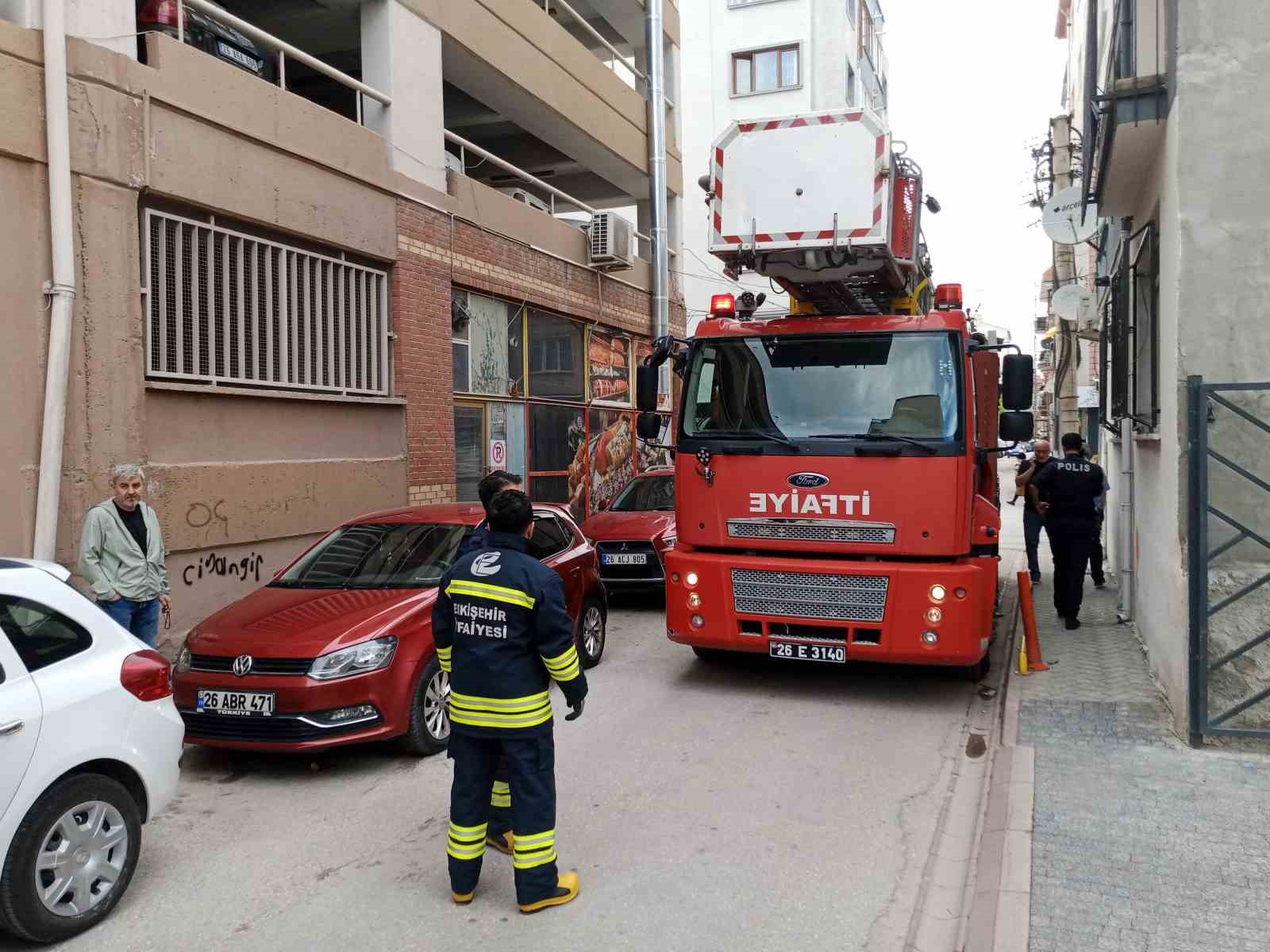 Polisten kaçtı fileye tutuldu, atladığı balkonda mahsur kaldı