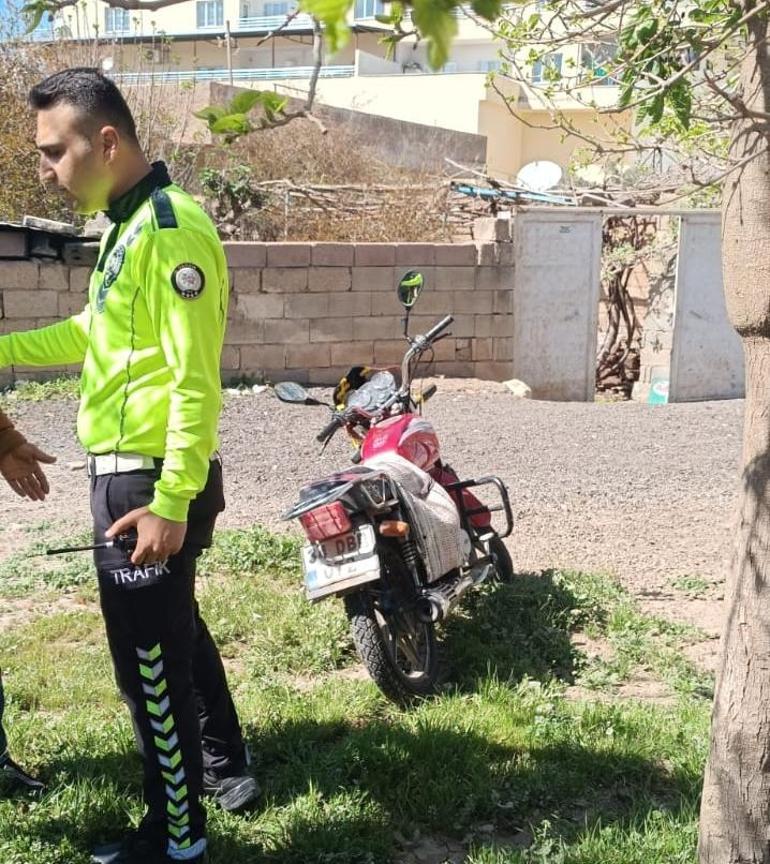 Seyir halindeki motosikletten düşen kadın ağır yaralandı