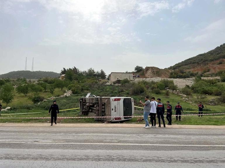 Gaziantep’te yolcu midibüsü devrildi; astsubay öldü, 17 yaralı