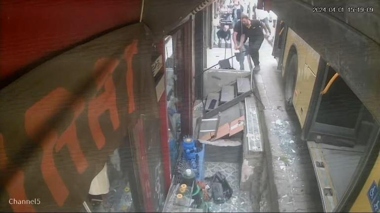 Beyoğlu'nda İETT otobüsü kaldırımdakilere çarptı: 2 yaralı