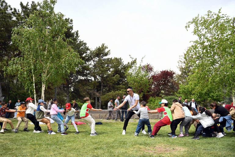 Meclis bahçesindeki 23 Nisan etkinliklerinde çocuklar eğlendi
