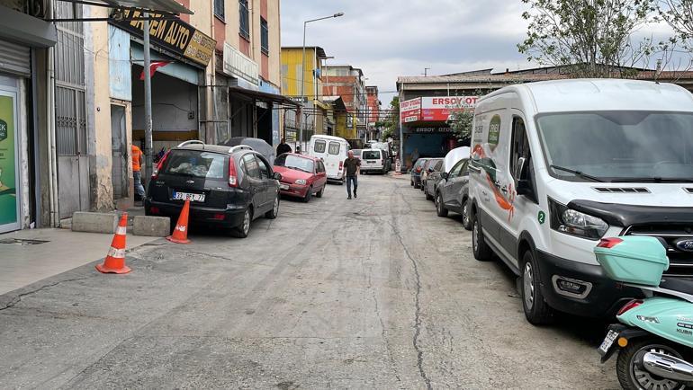 Kardeşi bıçakladı, ağabeyi tabanca ile ateş etti; o anlar kamerada