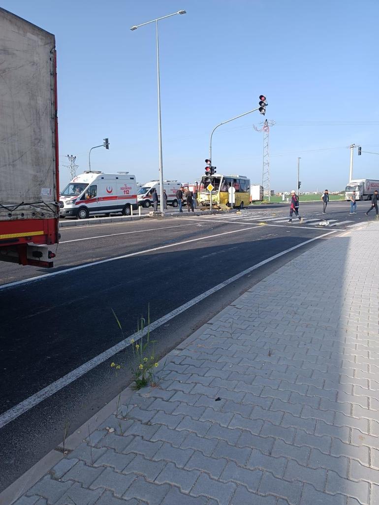 Mardin'de midibüs ile TIR çarpıştı: 18 yaralı