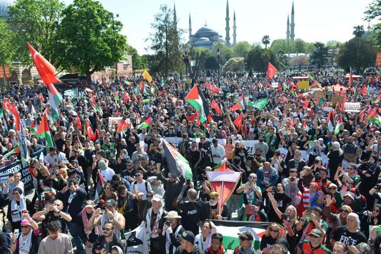 Binlerce kişi Beyazıt Meydanı'ndan Ayasofya Cami önüne kadar yürüyerek İsrail'i protesto etti