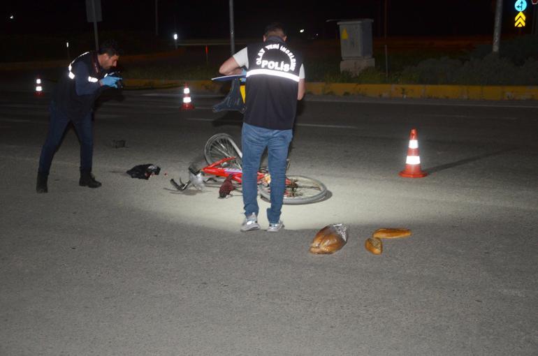 Otomobilin çarpıp kaçtığı bisiklet sürücüsü öldü; ekmekleri etrafa saçıldı