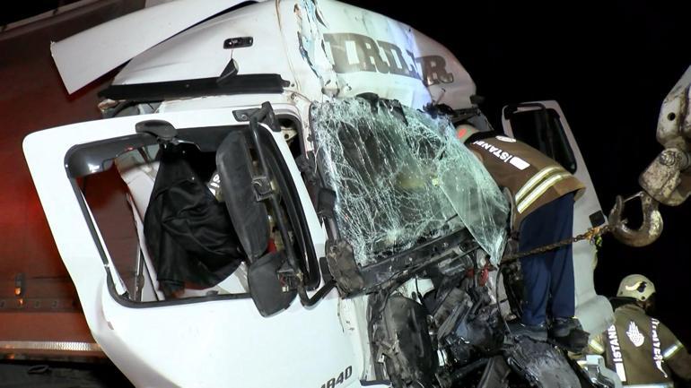 Beykoz Kuzey Marmara Otoyolu'nda TIR kargo kamyonuna çarptı: 2 yaralı