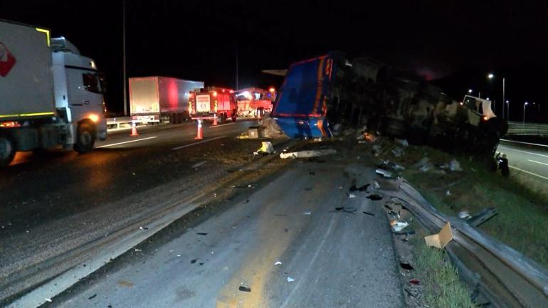 Beykoz Kuzey Marmara Otoyolu'nda TIR kargo kamyonuna çarptı: 2 yaralı