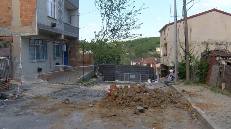 Arnavutköy'de temel kazısı sırasında yol çöktü, bir bina boşaltıldı