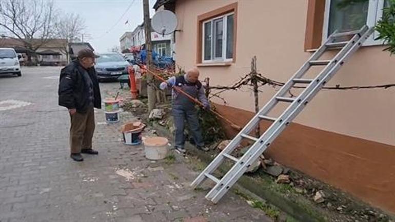 Evleri boyayıp muhtarlığı kazandı; seçimden sonra da tulum giyip badanaya devam etti