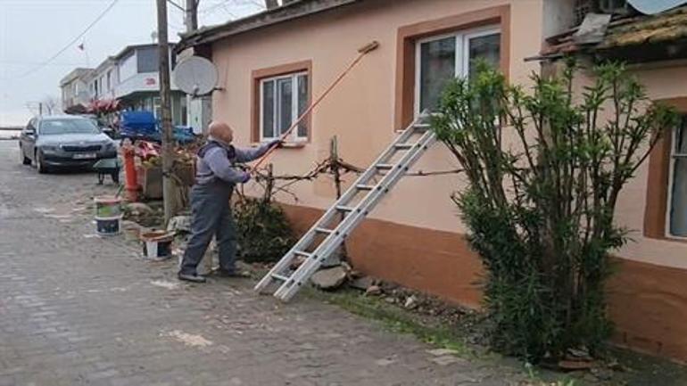 Evleri boyayıp muhtarlığı kazandı; seçimden sonra da tulum giyip badanaya devam etti