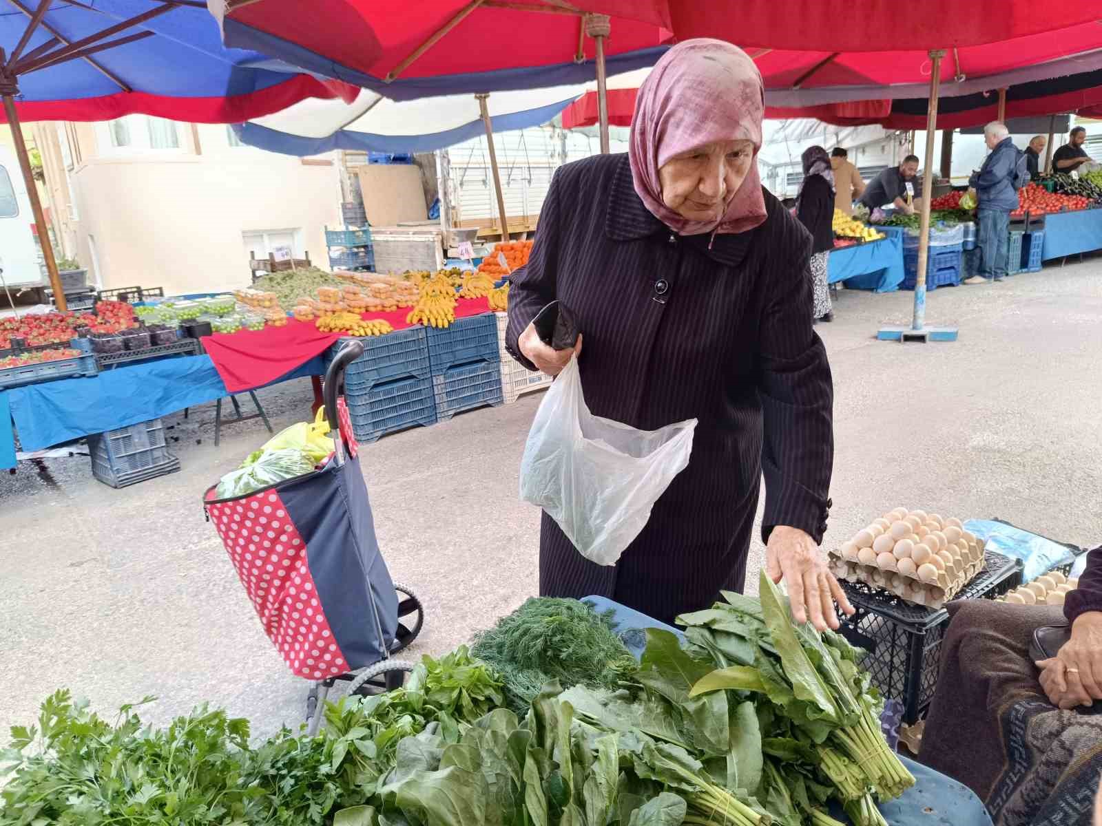 Dere kenarlarında ve sulak çayırlarda topladığı ’Labada’ bitkisini pazarda satıyor