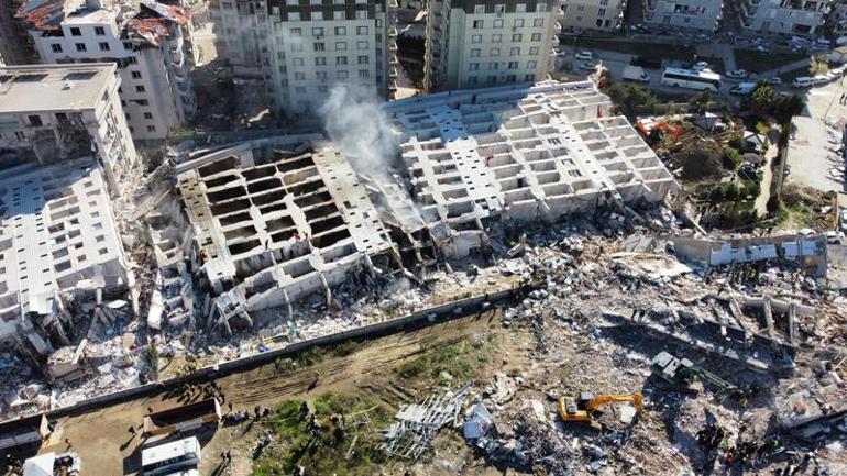 Depremde 269 kişinin öldüğü 'Cennetten bir köşe' sloganıyla daire satılan Rönesans Rezidans davası başladı