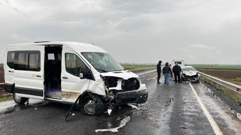 Otomobille minibüs kafa kafaya çarpıştı: 3 ölü, 5 yaralı
