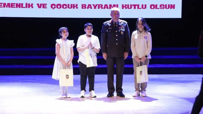 İstanbul Valiliği'nin düzenlediği programla 23 Nisan kutlandı
