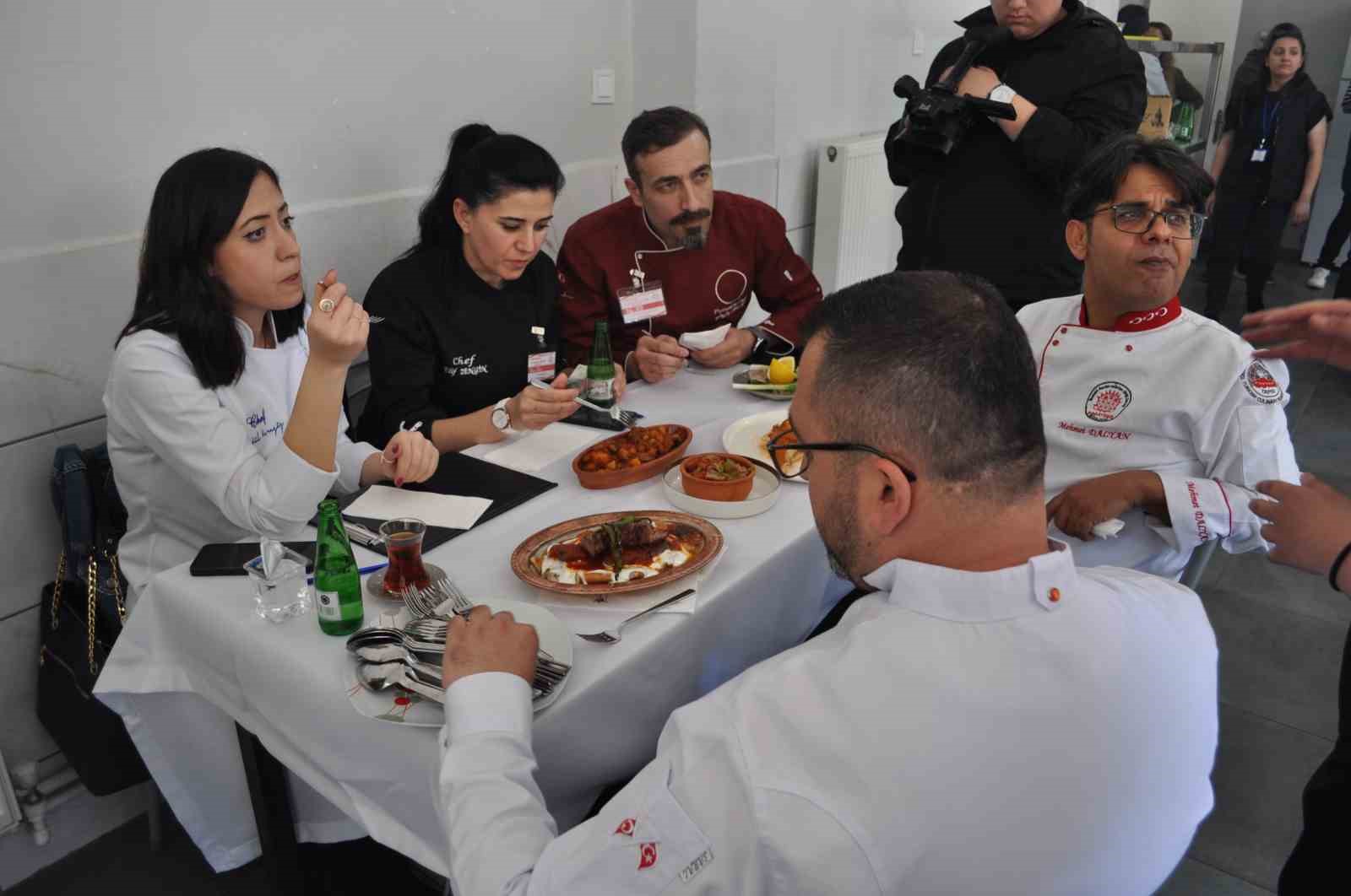 Gastronomi yarışması için yemek hazırlayan öğrenciler jüri üyelerine lezzet şöleni yaşattı