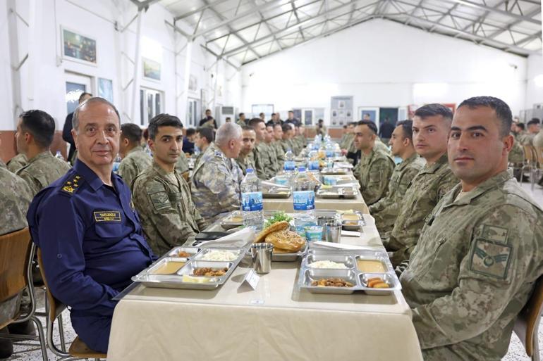 Bakan Güler, Şanlıurfa'da askerlerle iftar yaptı