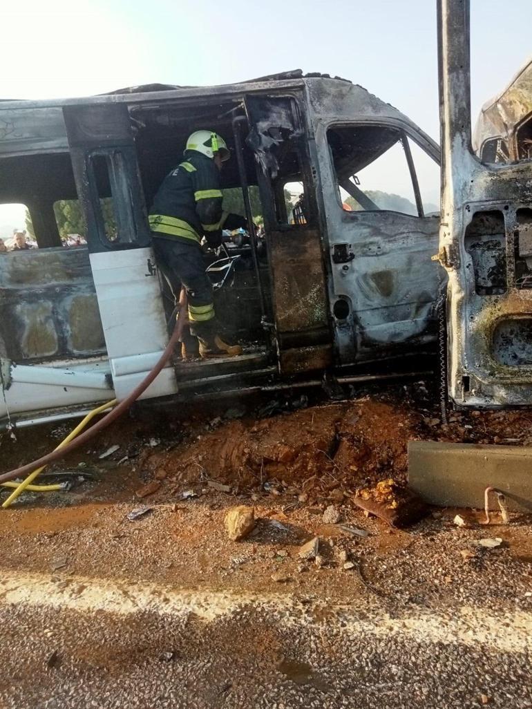 Muğla'da çarpışan 2 minibüsün alev alev yanması kamerada: 14 yaralı