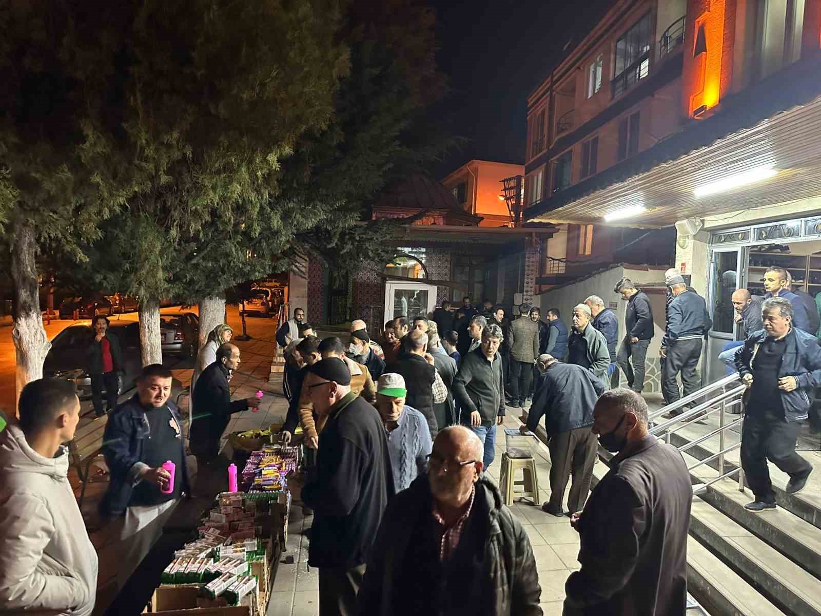 Eskişehirspor taraftarından Kadir Gecesi’ne özel ikram dağıtımı