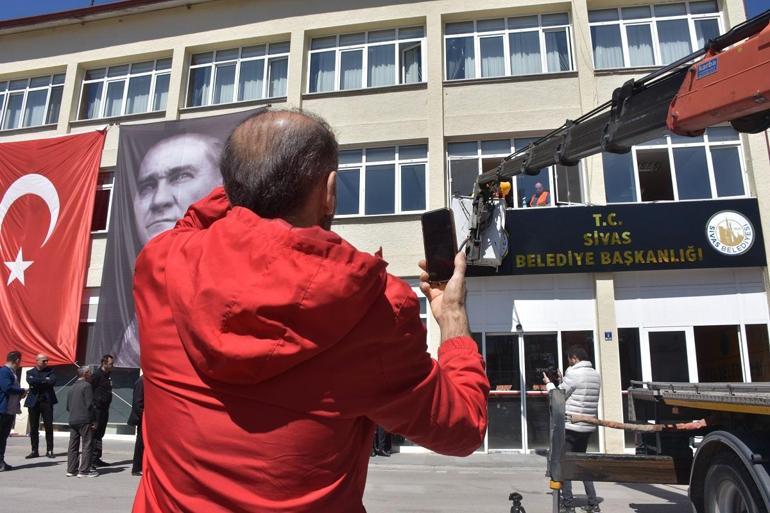 Sivas Belediyesi’nin tabelasına 'T.C.' ibaresi eklendi
