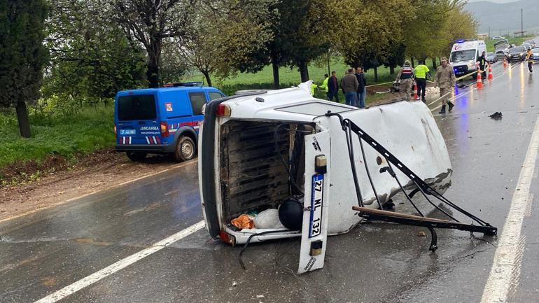 Gaziantep'te kamyonet ile otomobil çarpıştı: 2 ölü, 5 yaralı
