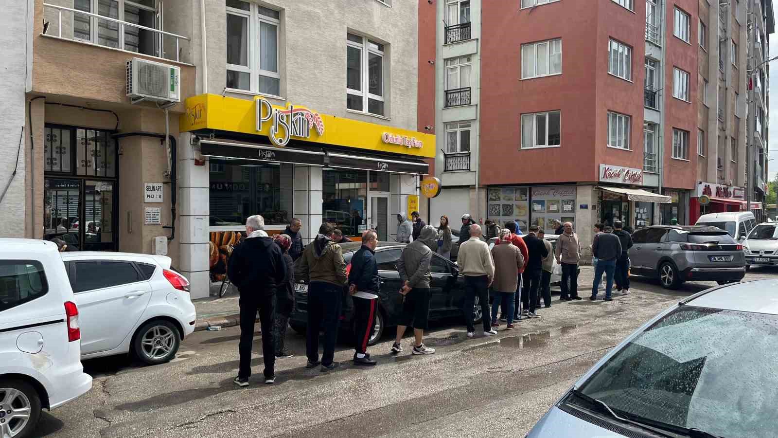 Pazar sabahlarının vazgeçilmezi olan sıcak simit uzun kuyruklara sebep oldu