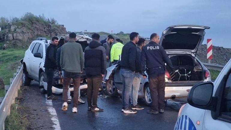 Diyarbakır'da 2 otomobil kafa kafaya çarpıştı: 9 yaralı