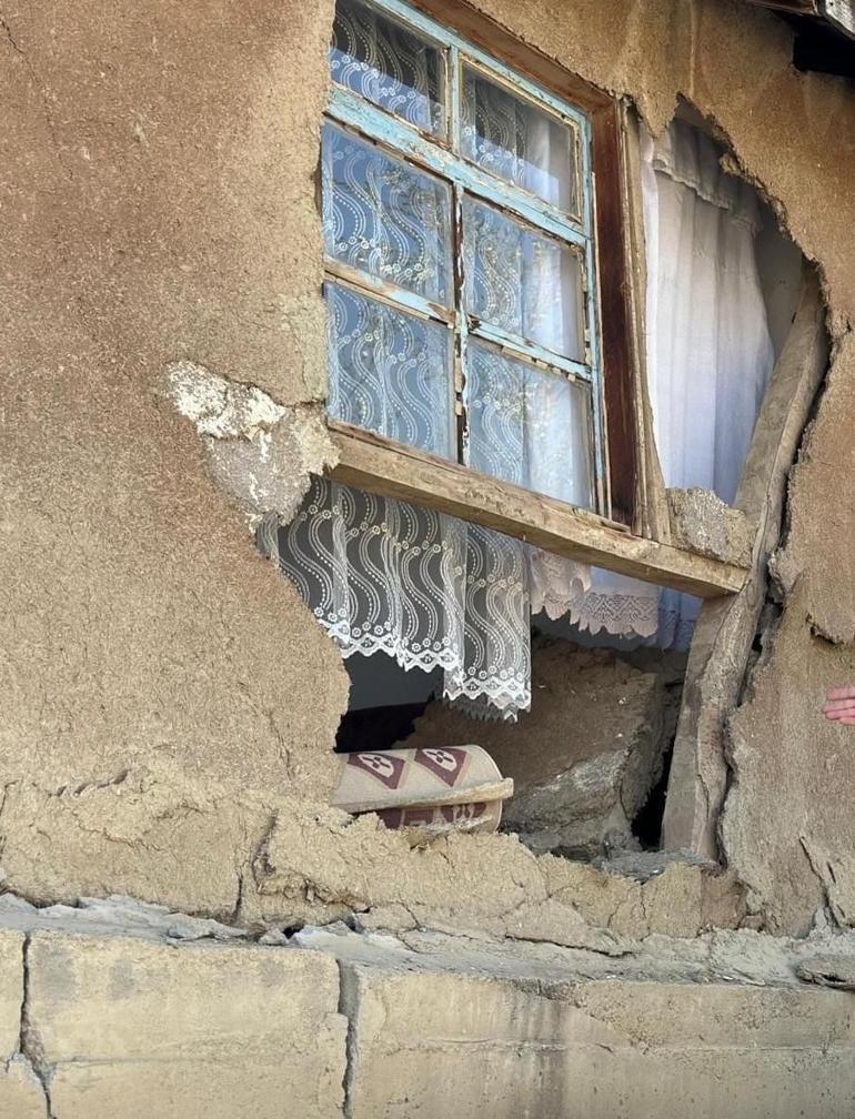 Kırsaldaki toprak yapılar depremin büyüklüğüne bakmaksızın yıkılıyor